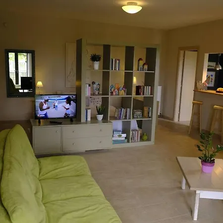 דירה With Garden In Thessaloniki. *