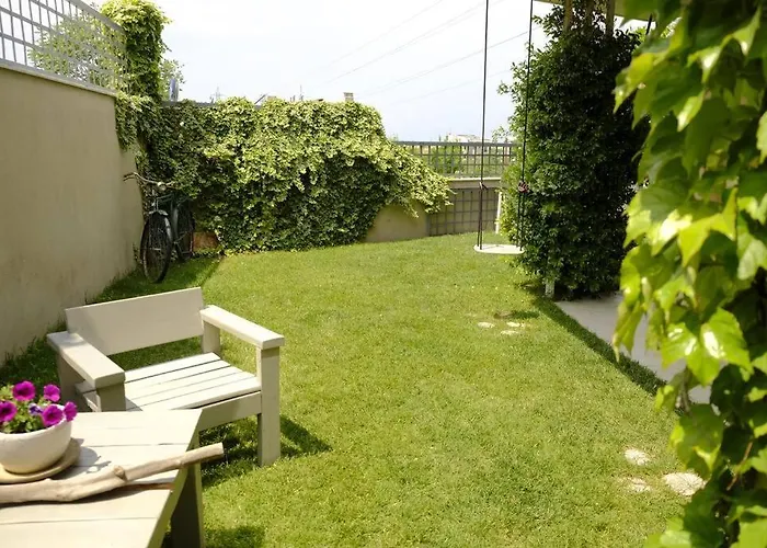 Apartman With Garden In Thessaloniki. Szaloniki
